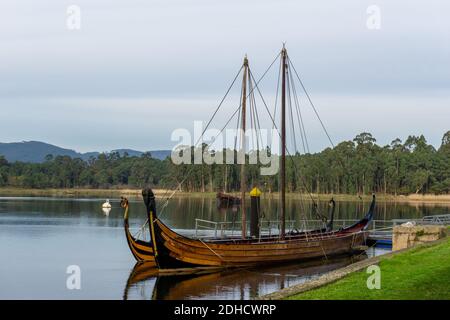 Catoira, Galizia / Spagna - 1 dicembre 2020: Repliche della barca vichinga sul fiume Arousa a Catoira al Castello di Torre de Oeste Foto Stock