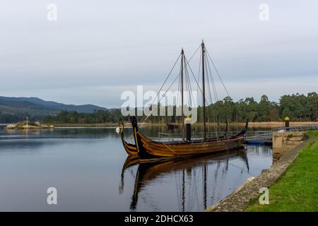 Catoira, Galizia / Spagna - 1 dicembre 2020: Repliche della barca vichinga sul fiume Arousa a Catoira al Castello di Torre de Oeste Foto Stock