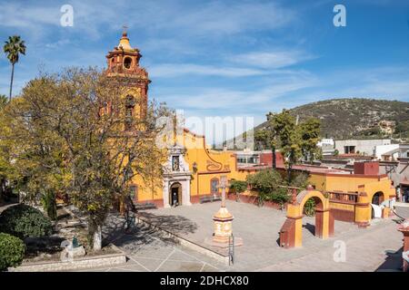 La Parroquia San Sebastian chiesa nel bellissimo villaggio coloniale di Bernal, Queretaro, Messico. Bernal è una pittoresca città coloniale noto per la Peña de Bernal, un monolito gigante che domina il piccolo borgo è la terza più alta del pianeta. Foto Stock