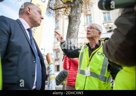 Bernard Lannes, presidente del coordinamento rurale, un sindacato contadino ospita l'azione simbolica accanto all'assemblea nazionale francese per denunciare il lavoro in perdita di agricoltori il 4 ottobre 2017, a Parigi, Francia. I deputati venivano a parlare con loro e loro veniva offerto pane. Foto di Pierre Charlier/ABACAPRESS.COM Foto Stock