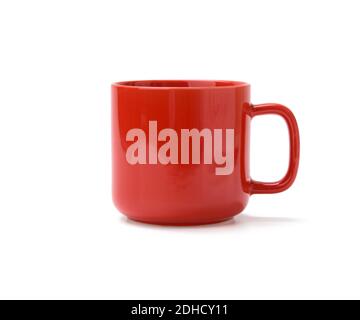 Tazza in ceramica rossa con manico isolato su fondo bianco Foto Stock