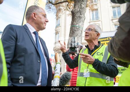 Bernard Lannes, presidente del coordinamento rurale, un sindacato contadino ospita l'azione simbolica accanto all'assemblea nazionale francese per denunciare il lavoro in perdita di agricoltori il 4 ottobre 2017, a Parigi, Francia. I deputati venivano a parlare con loro e loro veniva offerto pane. Foto di Pierre Charlier/ABACAPRESS.COM Foto Stock