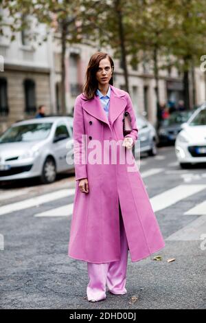 Street Style, Ayveline Valade in arrivo allo spettacolo Valentino Primavera-Estate 2018 tenutosi a Lycee Carnot, Parigi, Francia, il 1° ottobre 2017. Foto di Marie-Paola Bertrand-Hillion/ABACAPRESS.COM Foto Stock