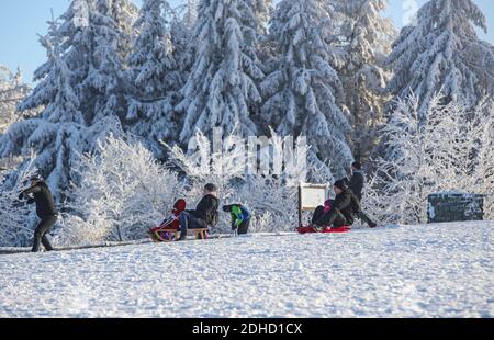 Taunus, Germania. 10 dicembre 2020. La gente slitta sulla cima del monte Grosser Feldberg nella regione del Taunus, Germania, il 10 dicembre 2020. Credit: Armando Babani/Xinhua/Alamy Live News Foto Stock