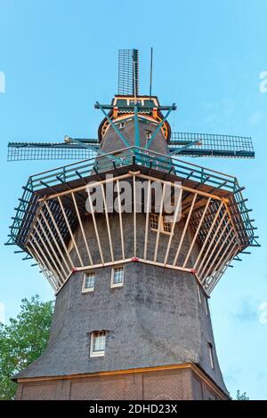 Tradizionale mulino a vento simbolo Gooyer ad Amsterdam al Dusk Foto Stock