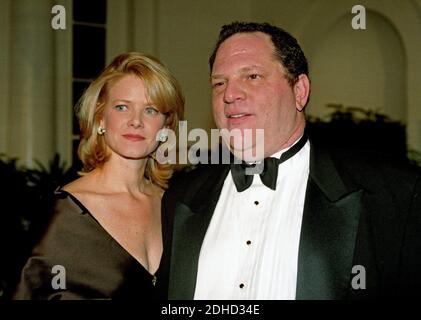 Il co-presidente di Miramax Films Harvey Weinstein e sua moglie, Eve Chilton Weinstein, arrivano alla Casa Bianca a Washington, DC, USA, per la cena di Stato in onore del presidente cinese Jiang Zemin il 29 ottobre 1997. Foto di Ron Sachs / CNP/ABACAPRESS.COM Foto Stock