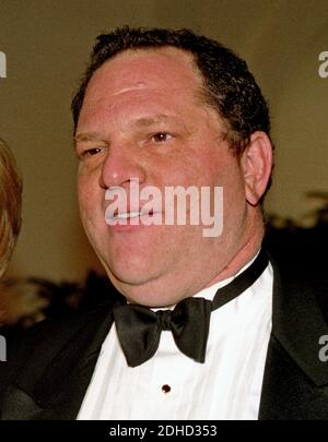 Il co-presidente di Miramax Films Harvey Weinstein arriva alla Casa Bianca a Washington, DC, USA, per la cena di Stato in onore del presidente cinese Jiang Zemin il 29 ottobre 1997. Foto di Ron Sachs / CNP/ABACAPRESS.COM Foto Stock