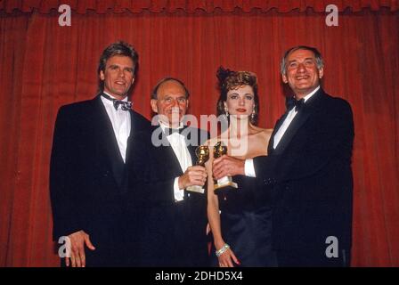 Richard Dean Anderson ed Emma Samms partecipano al 45° Golden Globes Awards il 23 gennaio 1988 al Beverly Hilton Hotel di Beverly Hills, California/ file Reference # 34000-1041PLTHA Foto Stock