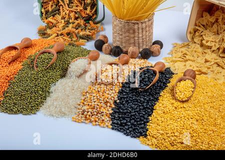 Cereali e legumi misti colorati: Riso, pasta, lenticchie, fagioli, ceci su sfondo bianco. Vista dall'alto. Spazio vuoto per il testo. Foto Stock