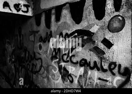 Scena urbana grintosa che mostra i graffiti e l'arte di strada al BMX e skate Park a Crewe, Cheshire Foto Stock