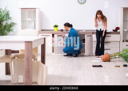 Donna proprietaria e poliziotto maschile in casa concetto Foto Stock