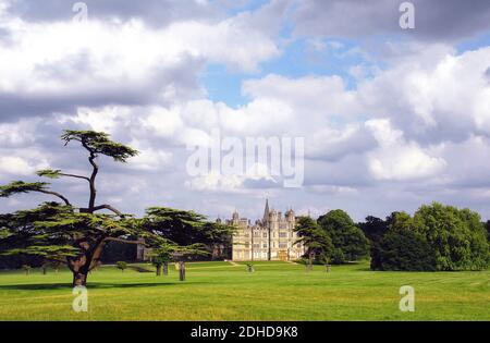 Burghley House si trova nel parco Capability Brown, incorniciato da un Cedro del Libano a sinistra, e dall'aereo orientale di Brown a destra. Foto Stock