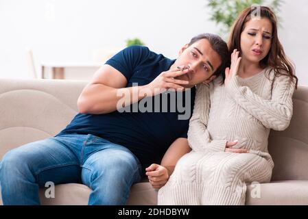 Uomo e donna incinta nel concetto di antitumismo Foto Stock