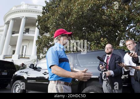 Il senatore repubblicano del Kentucky Rand Paul parla con i membri dei mezzi di informazione fuori dal portico meridionale della Casa Bianca dopo il ritorno da una gita di golf in Virginia con il presidente degli Stati Uniti Donald J. Trump, a Washington, DC, USA, il 15 ottobre 2017. Foto Stock