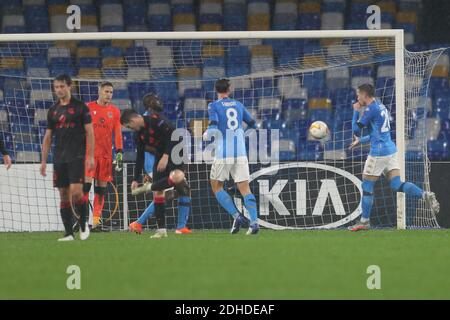 Napoli, Italia. 10 dicembre 2020. Il centrocampista polacco del SSC Napoli Piotr Zielinski festeggia dopo aver segnato un gol durante la partita di calcio della UEFA Europa League SSC Napoli vs Real Sociedad.Napoli e Real Sociedad hanno disegnato 1-1. Credit: Agenzia fotografica indipendente/Alamy Live News Foto Stock