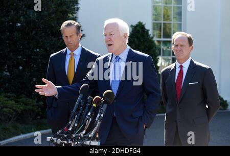 John Cornyn (R-TX) parla ai membri dei media come Sen. John Thune (R-SD) (L) e Sen. Pat Toomey (R-PA) (R) ascoltate fuori dall'ala ovest della Casa Bianca dopo un incontro con il Presidente Donald Trump il 18 ottobre 2017 a Washington, DC. Foto di Olivier Douliery/Abaca Press Foto Stock