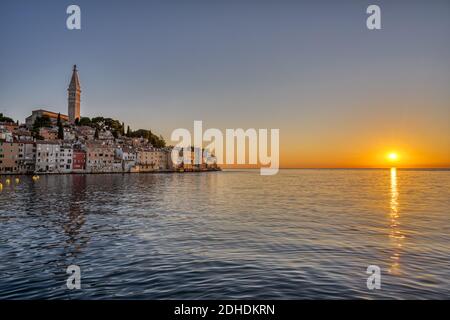 La splendida città vecchia di Rovigno in Croazia prima del tramonto Foto Stock