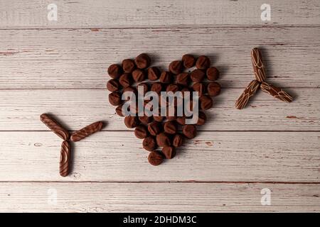 Tartufi di cioccolato a forma di cuore con biscotti ricoperti di cioccolato disegnati in forma di stella sui lati. Un concetto dolce e delizioso per vale Foto Stock