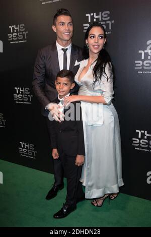 Il Real Madrid inoltra Cristiano Ronaldo, la sua fidanzata Georgina Rodriguez e suo figlio Cristiano Ronaldo Jr arrivarono al Green Carpet al Best FIFA Football Awards al Palladium Theatre di Londra, Regno Unito, il 23 ottobre 2017. Foto di Henri Szwarc/ABACAPRESS.COM Foto Stock