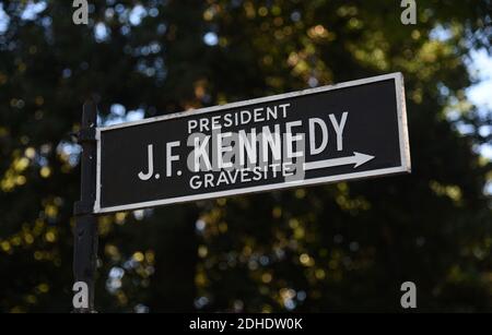 Tomba del presidente John F. Kennedy al cimitero nazionale di Arlington ad Arlington, Virginia, 27 ottobre 2017. Dopo quasi 54 anni di speculazioni e cospirazioni, l’Archivio nazionale degli Stati Uniti ha pubblicato quasi tremila documenti precedentemente top-secret che illuminano l’assassinio di John F Kennedy. Foto di Olivier Douliery/Abaca Press Foto Stock