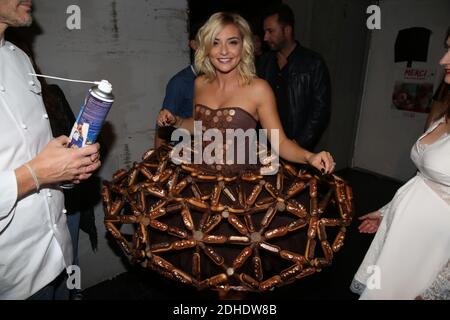 Priscilla Betti backstage lors du defile d’ouverture du 23e Salon du Chocolat a la Porte de Versailles a Parigi, Francia, le 27 ottobre 2017. Foto di Jerome Domine/ABACAPRESS.COM Foto Stock