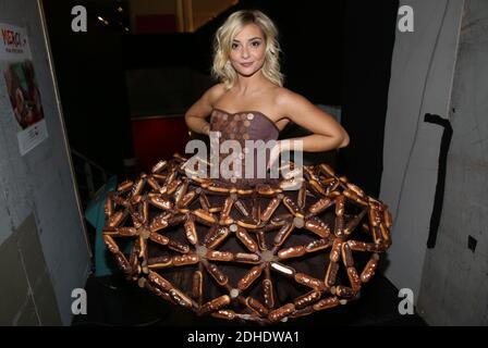 Priscilla Betti backstage lors du defile d’ouverture du 23e Salon du Chocolat a la Porte de Versailles a Parigi, Francia, le 27 ottobre 2017. Foto di Jerome Domine/ABACAPRESS.COM Foto Stock