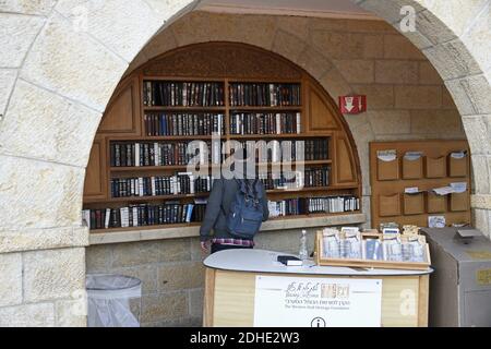 Molto alta risoluzione tardo pomeriggio vista di un uomo ebreo non identificato alla ricerca di un libro di preghiera vicino al Muro Occidentale nella Città Vecchia di Gerusalemme Giovedi, 2 novembre 2017.Photo by Ron Sachs / CNP/ABACAPRESS.COM Foto Stock