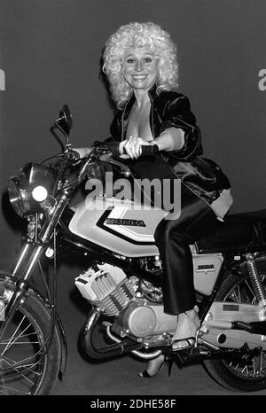 File foto datata 22/08/1980 di Barbara Windsor sulla Honda 100A, una moto da 100cc. Era in visita all'International Motor Show di Earles Court a Londra. La tanto amata intrattenitrice, meglio conosciuta per i suoi ruoli in EastEnders e The Carry on Films, è morta all'età di 83 anni. Foto Stock