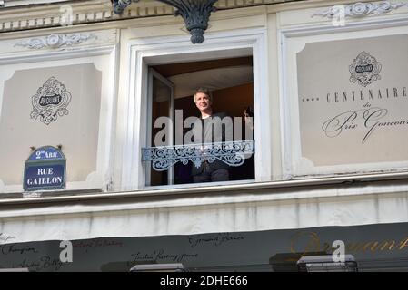 Lo scrittore francese Eric Vuillard pone dopo essere stato premiato con il Prix Goncourt per il suo libro 'l'Ordre du Jour' al ristorante Drouant a Parigi, Francia il 6 novembre 2017. Foto di Alban Wyters/ABACAPRESS.COM Foto Stock