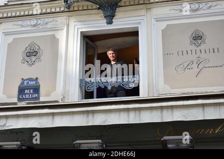 Lo scrittore francese Eric Vuillard pone dopo essere stato premiato con il Prix Goncourt per il suo libro 'l'Ordre du Jour' al ristorante Drouant a Parigi, Francia il 6 novembre 2017. Foto di Alban Wyters/ABACAPRESS.COM Foto Stock