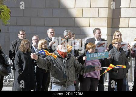 Un uomo non identificato ondeggia bandiere catalane sulla strada di fronte al Palau de la Generalitat de Catalunya, mentre lui e altri difendono l'indipendenza della Catalogna dalla Spagna martedì 7 novembre 2017. L'edificio è un palazzo storico a Barcellona, in Catalogna, che ospita gli uffici della Presidenza del Generalitat de Catalunya Barcellona. Foto di Ron Sachs/CNP/ABACAPRESS.COM Foto Stock