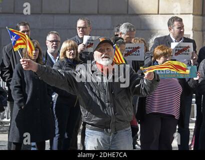 Un uomo non identificato ondeggia bandiere catalane sulla strada di fronte al Palau de la Generalitat de Catalunya, mentre lui e altri difendono l'indipendenza della Catalogna dalla Spagna martedì 7 novembre 2017. L'edificio è un palazzo storico a Barcellona, in Catalogna, che ospita gli uffici della Presidenza del Generalitat de Catalunya Barcellona. Foto di Ron Sachs/CNP/ABACAPRESS.COM Foto Stock