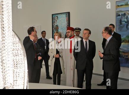 Il presidente francese Emmanuel Macron (2R), sua moglie Brigitte (2L) e il re marocchino Mohammed VI (C) visitano il Museo del Louvre Abu Dhabi durante la sua inaugurazione l'8 novembre 2017 sull'isola di Saadiyat, nella capitale degli Emirati. Foto di Ludovic MARIN/piscina/ABACAPRESS.COM Foto Stock