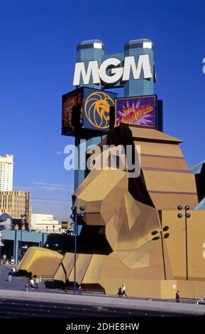 L'hotel MGM con un grande leone all'entrata del casino' come architettura esterna sulla Strip in Las Vegas, Nevada Foto Stock