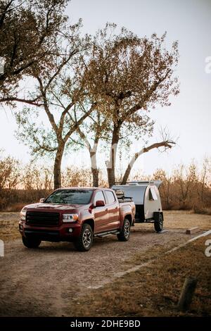 Camper rosso con rimorchio a goccia nel campeggio in Kansas Foto Stock