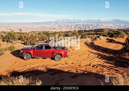 Camion di prelievo rosso su terra nel deserto di sabbia vicino a Moab Utah Foto Stock