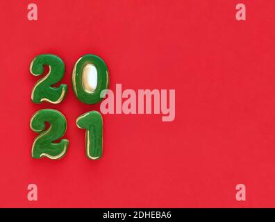 verde con pan di zenzero dorato, figure del nuovo anno 2021 sul rosso Foto Stock
