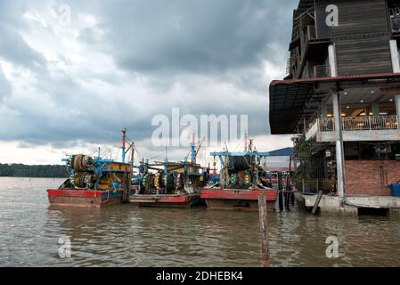 Kuala Sepetang, Malesia- 27 Ott, 2018: Il Kuala Sepetang Jetty con le barche, e il ristorante di pesce è una famosa tappa turistica, Perak, Malesia. - SCE Foto Stock