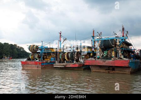 Kuala Sepetang, Malesia- 27 Ott, 2018: Il Kuala Sepetang Jetty con le barche, e il ristorante di pesce è una famosa tappa turistica, Perak, Malesia. - SCE Foto Stock