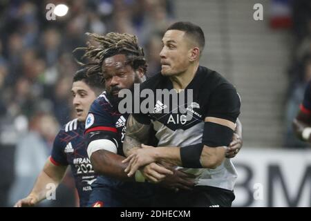 Mathieu Bastareaud in Francia affronta la Sonny Bill Williams della Nuova Zelanda durante una partita di rugby friendly Test, Francia contro Nuova Zelanda a Stade de France, St-Denis, Francia, l'11 novembre 2017. Francia la Nuova Zelanda ha vinto il 38-18. Foto di Henri Szwarc/ABACAPRESS.COM Foto Stock