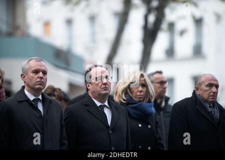 Il presidente francese Emmanuel Macron ha presieduto cerimonie di tributo alle vittime degli attentati di Parigi del 13 novembre 2015. Posò una corona di fiori davanti ad ogni luogo commemorativo, seguiti dai nomi delle vittime e da un minuto di silenzio. Qui, la quinta sequenza, al Cafe la Belle Equipe, nel 11 ° distretto, Rue de Charonne, con il sindaco di Parigi, Anne Hidalgo. Parigi, Francia, 13 novembre 2017. Foto di Nicolas Messyaz/piscina/ABACAPRESS.COM Foto Stock