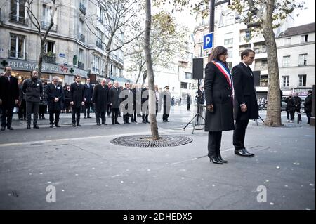 Il presidente francese Emmanuel Macron ha presieduto cerimonie di tributo alle vittime degli attentati di Parigi del 13 novembre 2015. Posò una corona di fiori davanti ad ogni luogo commemorativo, seguiti dai nomi delle vittime e da un minuto di silenzio. Qui, la quinta sequenza, al Cafe la Belle Equipe, nel 11 ° distretto, Rue de Charonne, con il sindaco di Parigi, Anne Hidalgo. Parigi, Francia, 13 novembre 2017. Foto di Nicolas Messyaz/piscina/ABACAPRESS.COM Foto Stock