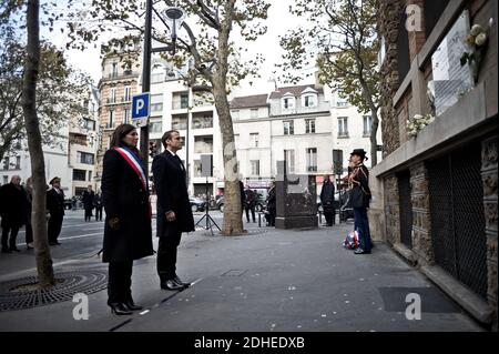 Il presidente francese Emmanuel Macron ha presieduto cerimonie di tributo alle vittime degli attentati di Parigi del 13 novembre 2015. Posò una corona di fiori davanti ad ogni luogo commemorativo, seguiti dai nomi delle vittime e da un minuto di silenzio. Qui, la quinta sequenza, al Cafe la Belle Equipe, nel 11 ° distretto, Rue de Charonne, con il sindaco di Parigi, Anne Hidalgo. Parigi, Francia, 13 novembre 2017. Foto di Nicolas Messyaz/piscina/ABACAPRESS.COM Foto Stock