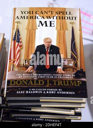 Alec Baldwin e il nuovo libro di Kurt Andersen, âÂ€ÂœYou CanâÂ€Â™t Spell America Without Me.âÂ€Â , una satira politica del memoriale presidenziale di Donald TrumpâÂ€Â™, sono in mostra il 14 novembre 2017 all'auditorium George Washington Lisner di Washington, DC, USA. Foto di Olivier Douliery/ABACAPRESS.COM Foto Stock