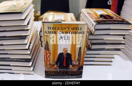 Alec Baldwin e il nuovo libro di Kurt Andersen, âÂ€ÂœYou CanâÂ€Â™t Spell America Without Me.âÂ€Â , una satira politica del memoriale presidenziale di Donald TrumpâÂ€Â™, sono in mostra il 14 novembre 2017 all'auditorium George Washington Lisner di Washington, DC, USA. Foto di Olivier Douliery/ABACAPRESS.COM Foto Stock