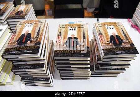 Alec Baldwin e il nuovo libro di Kurt Andersen, âÂ€ÂœYou CanâÂ€Â™t Spell America Without Me.âÂ€Â , una satira politica del memoriale presidenziale di Donald TrumpâÂ€Â™, sono in mostra il 14 novembre 2017 all'auditorium George Washington Lisner di Washington, DC, USA. Foto di Olivier Douliery/ABACAPRESS.COM Foto Stock