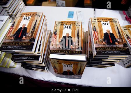 Alec Baldwin e il nuovo libro di Kurt Andersen, âÂ€ÂœYou CanâÂ€Â™t Spell America Without Me.âÂ€Â , una satira politica del memoriale presidenziale di Donald TrumpâÂ€Â™, sono in mostra il 14 novembre 2017 all'auditorium George Washington Lisner di Washington, DC, USA. Foto di Olivier Douliery/ABACAPRESS.COM Foto Stock