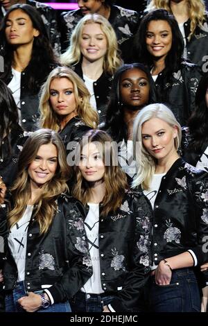 I modelli posano per una ripresa di gruppo in vista del Victoria's Secret Fashion Show alla Mercedes-Benz Arena Shanghai a Shanghai, Cina il 18 novembre 2017. Foto di Aurore Marechal/ABACAPRESS.COM Foto Stock