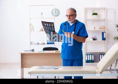 Radiologo medico maschile anziano che lavora in ospedale Foto Stock