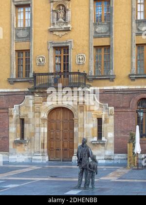 La statua in bronzo di Padre e Figlio (Padre et Hijo) di Gesù Trapote Medina (1997) di fronte al Museo Diocesano di Arte Sacra - Leon, Castiglia e L. Foto Stock